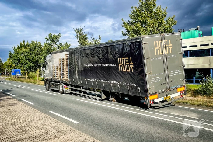 Vrachtwagen strandt door losgelopen wiel