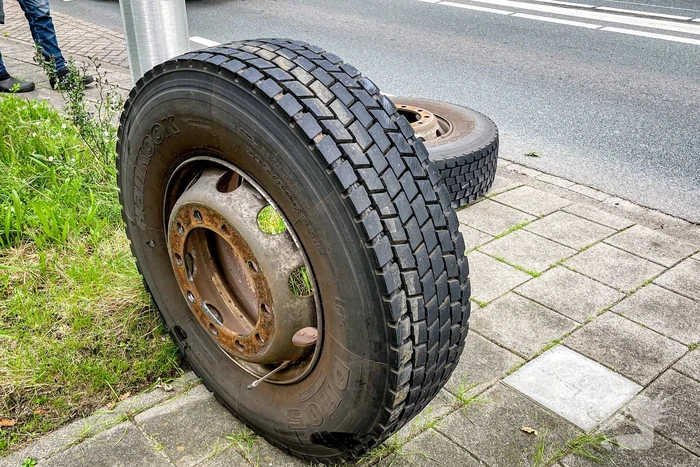 Vrachtwagen strandt door losgelopen wiel