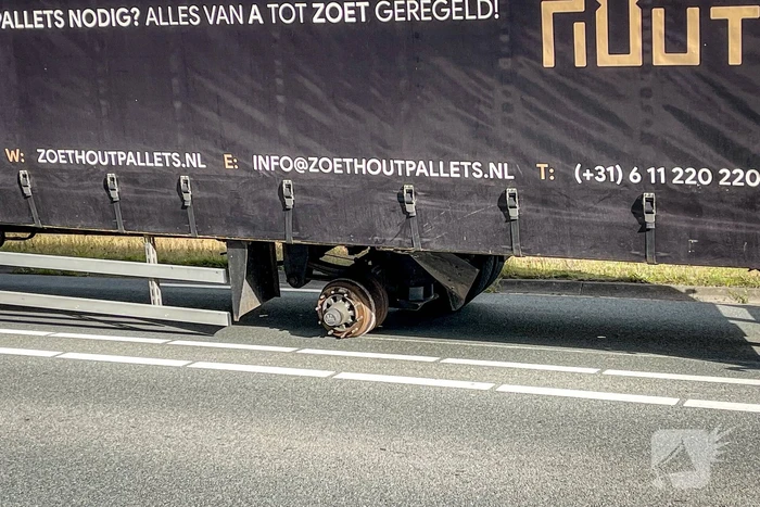 Vrachtwagen strandt door losgelopen wiel