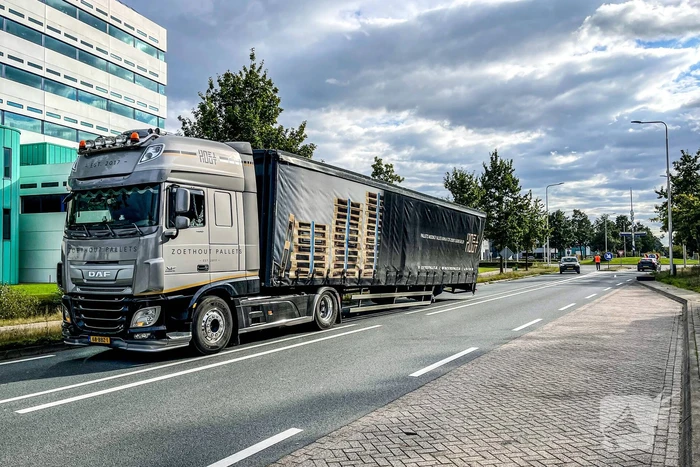 Vrachtwagen strandt door losgelopen wiel