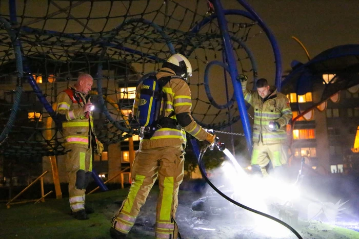 Brandweer blust brandende deelscooter van Go-Sharing