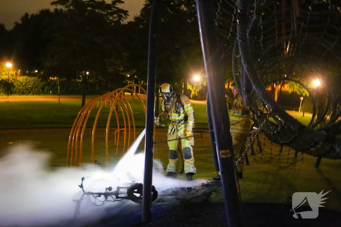 Brandweer blust brandende deelscooter van Go-Sharing