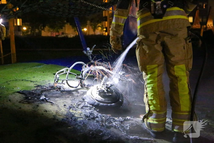 Brandweer blust brandende deelscooter van Go-Sharing