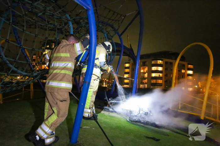 Brandweer blust brandende deelscooter van Go-Sharing