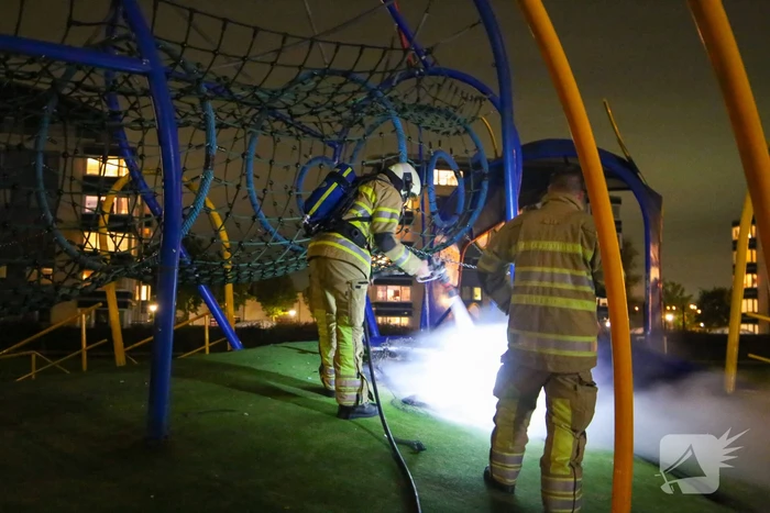 Brandweer blust brandende deelscooter van Go-Sharing