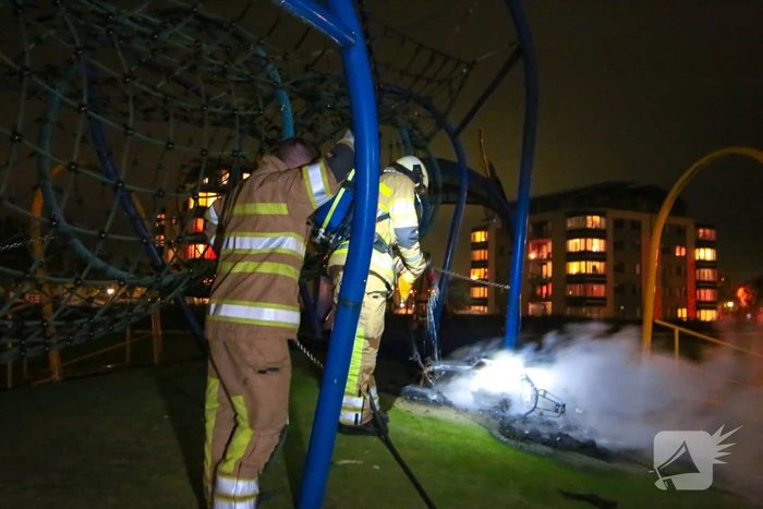 Brandweer blust brandende deelscooter van Go-Sharing