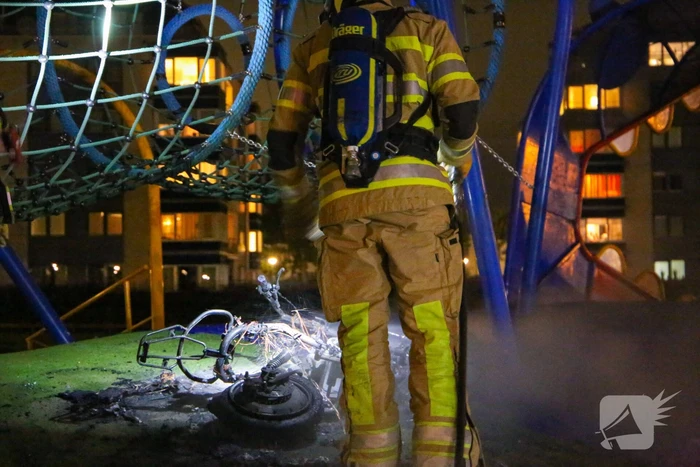 Brandweer blust brandende deelscooter van Go-Sharing