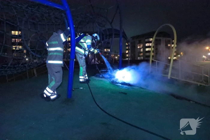 Brandweer blust brandende deelscooter van Go-Sharing