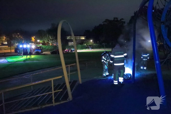 Brandweer blust brandende deelscooter van Go-Sharing
