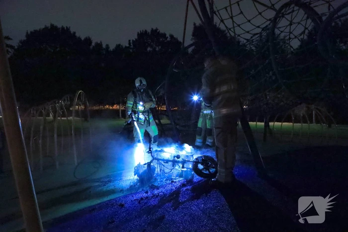 Brandweer blust brandende deelscooter van Go-Sharing