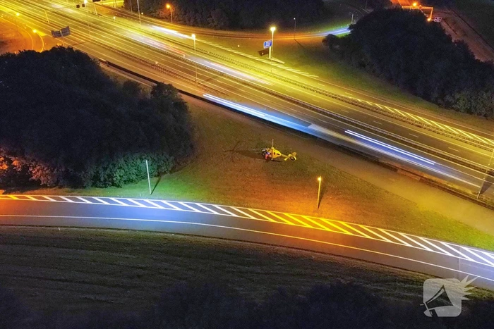 Traumahelikopter landt voor rendez-vous op A28