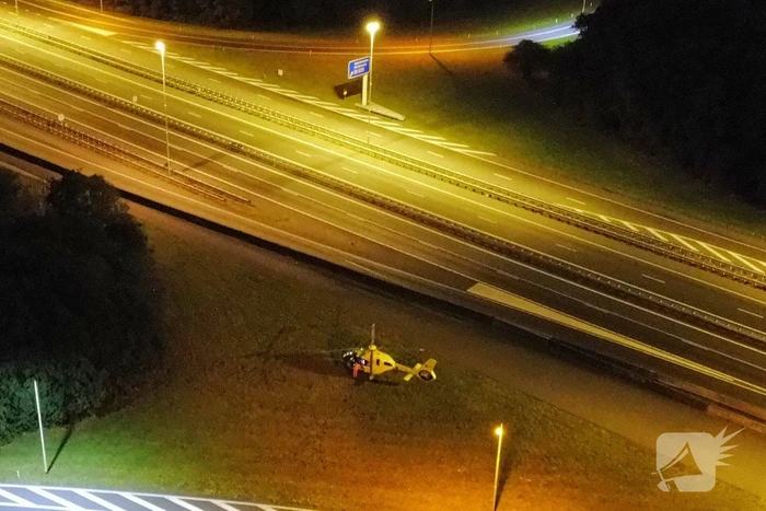 Traumahelikopter landt voor rendez-vous op A28