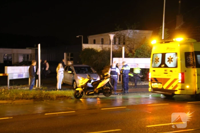 Personenauto in botsing met bromfietser