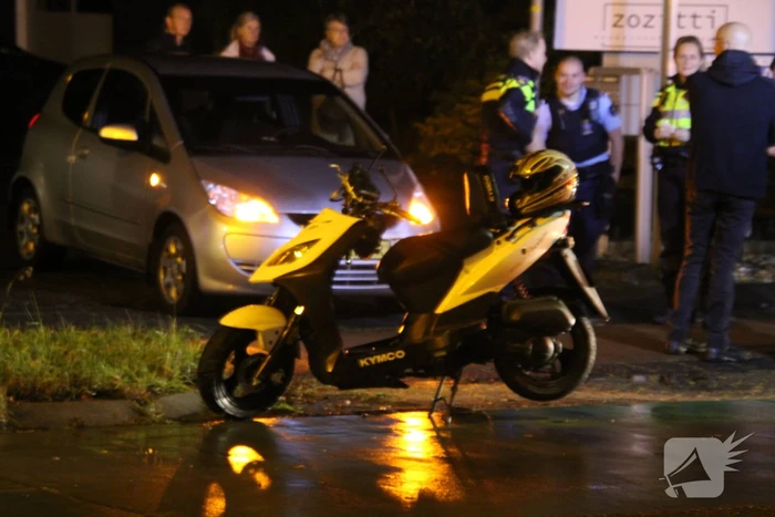 Personenauto in botsing met bromfietser