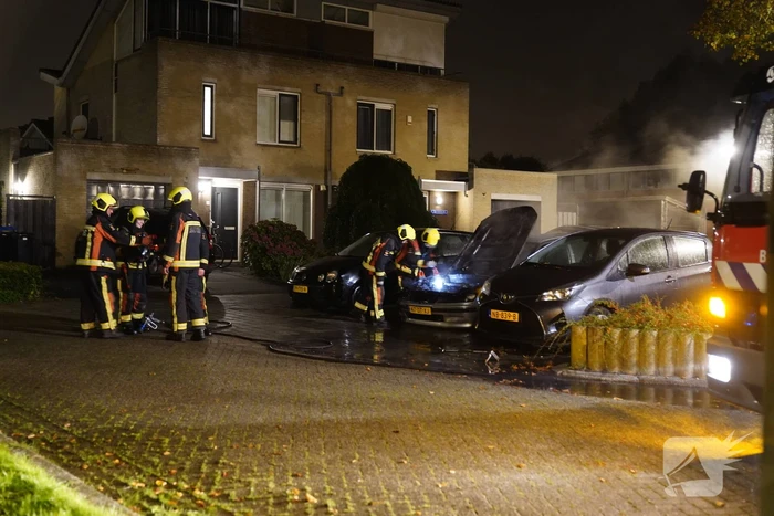 Brand in motorcompartiment van auto