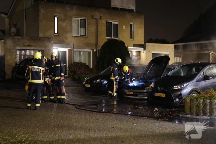 Brand in motorcompartiment van auto