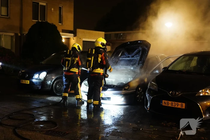 Brand in motorcompartiment van auto