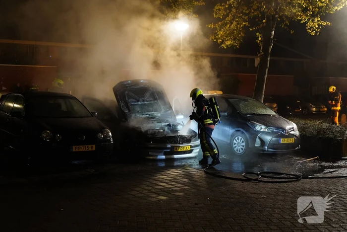 Brand in motorcompartiment van auto