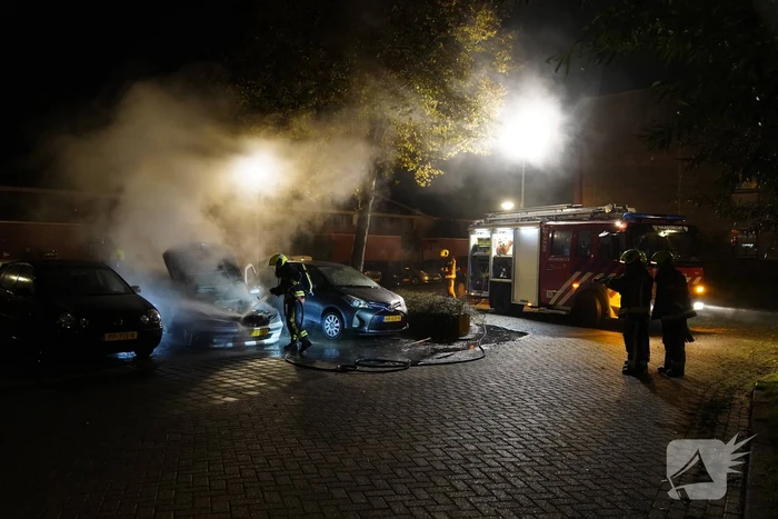 Brand in motorcompartiment van auto