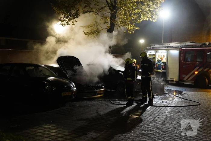 Brand in motorcompartiment van auto