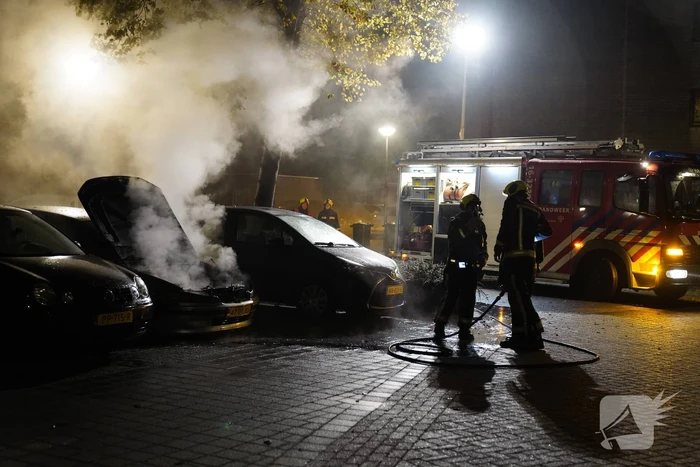Brand in motorcompartiment van auto