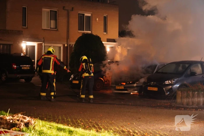 Brand in motorcompartiment van auto