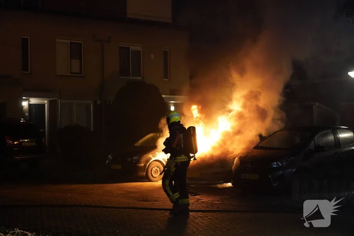 Brand in motorcompartiment van auto