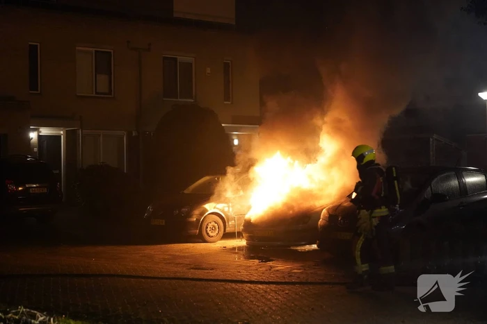 Brand in motorcompartiment van auto