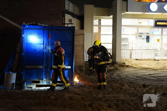 Brand naast bouwcontainer