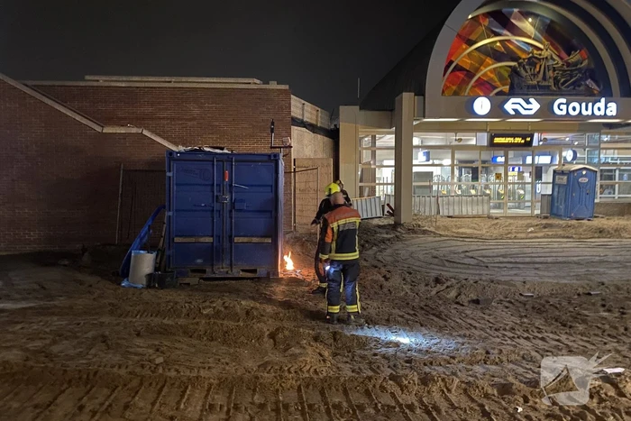 Brand naast bouwcontainer