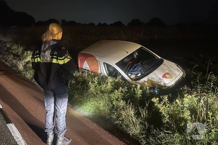 Bestelbus raakt van de weg belandt in sloot