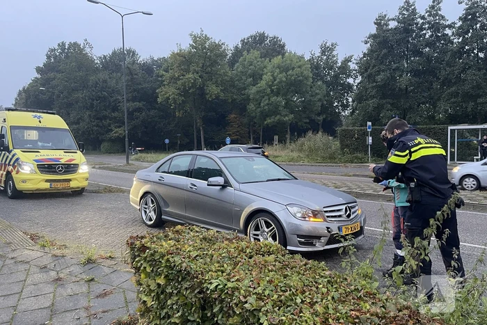 Jongedame op fiets geschept door auto