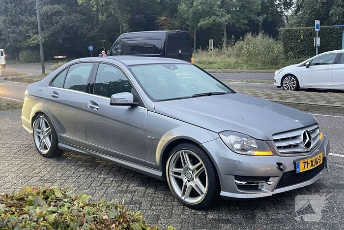 Jongedame op fiets geschept door auto