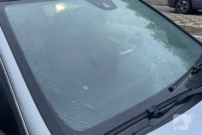 Jongedame op fiets geschept door auto
