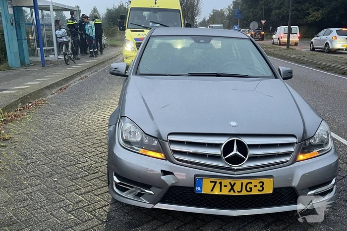 Jongedame op fiets geschept door auto