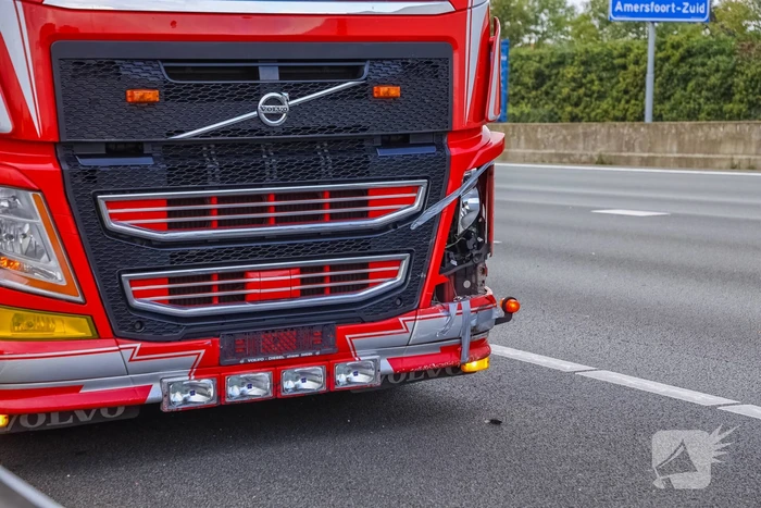 Vrachtwagenchauffeur botst met vrachtwagen achterop personenauto