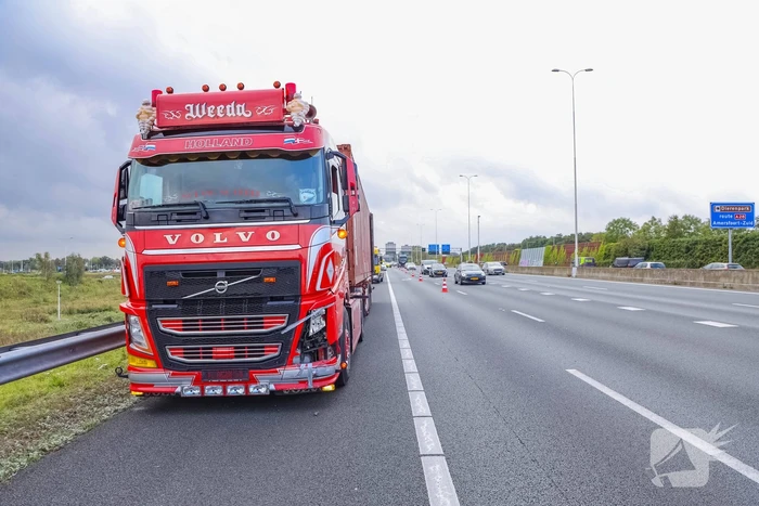 Vrachtwagenchauffeur botst met vrachtwagen achterop personenauto