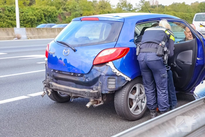 Vrachtwagenchauffeur botst met vrachtwagen achterop personenauto