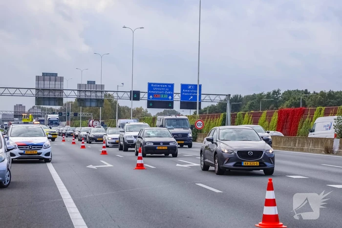 Vrachtwagenchauffeur botst met vrachtwagen achterop personenauto