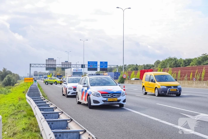 Vrachtwagenchauffeur botst met vrachtwagen achterop personenauto