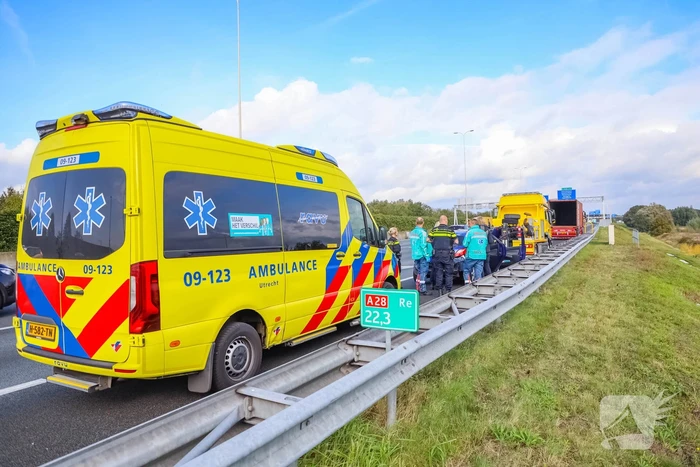 Vrachtwagenchauffeur botst met vrachtwagen achterop personenauto