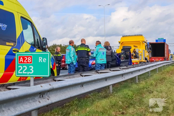Vrachtwagenchauffeur botst met vrachtwagen achterop personenauto
