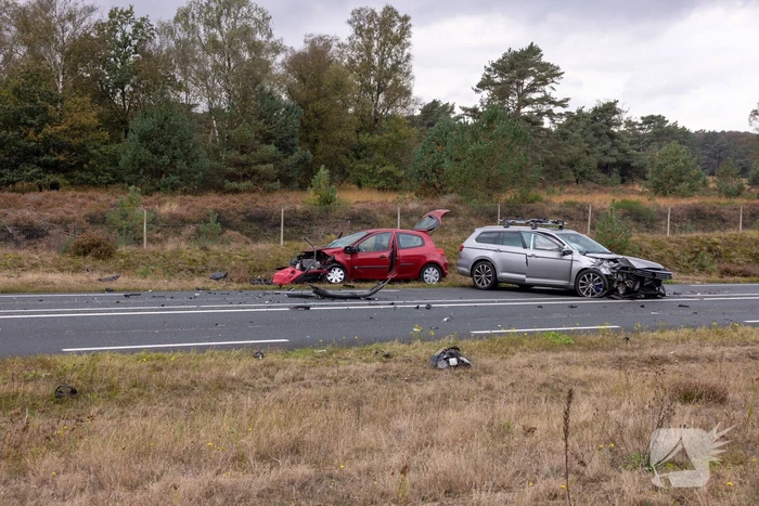 Provincialeweg afgesloten na flink verkeersongeval