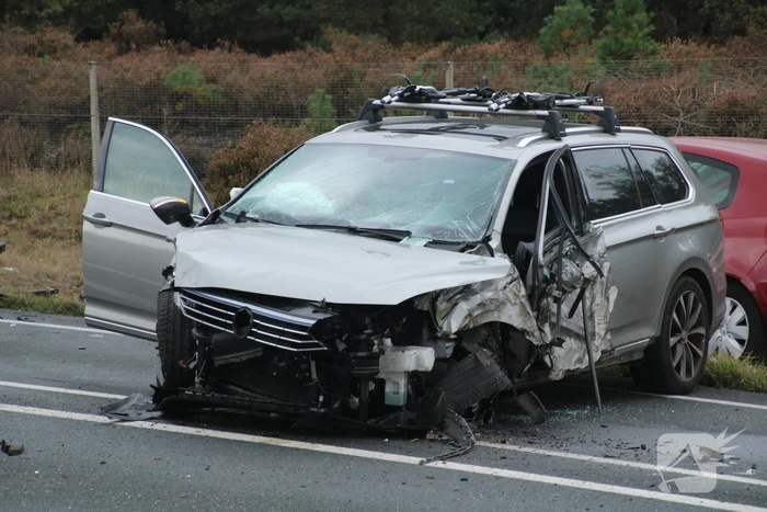 Provincialeweg afgesloten na flink verkeersongeval