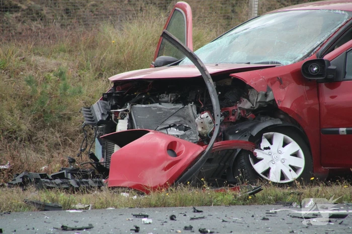 Provincialeweg afgesloten na flink verkeersongeval