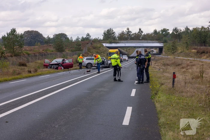 Provincialeweg afgesloten na flink verkeersongeval