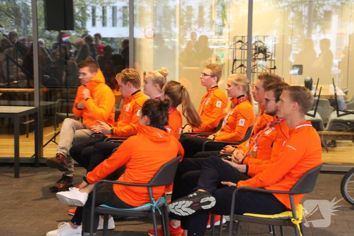 Paralympisch zwemteam gehuldigd