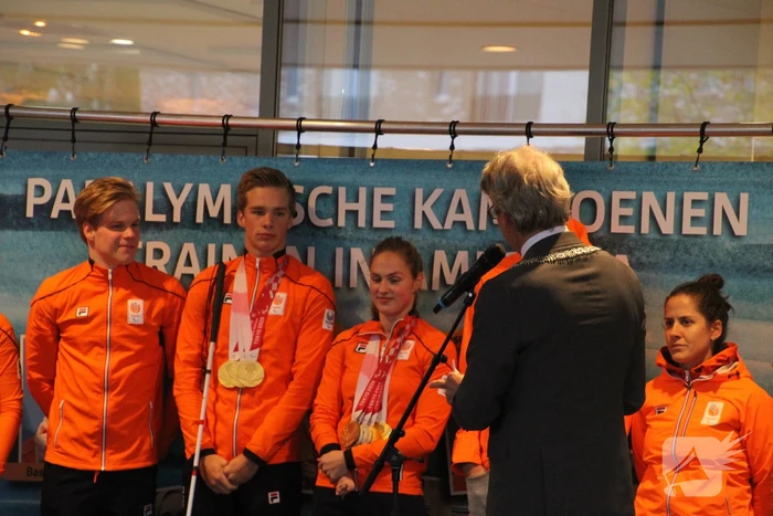 Paralympisch zwemteam gehuldigd