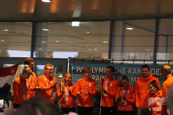 Paralympisch zwemteam gehuldigd