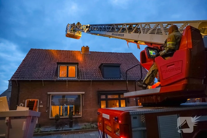 Brandweer blust schoorsteenbrand